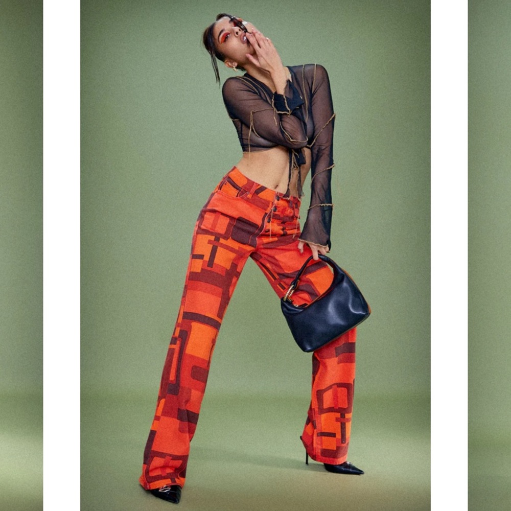 ABSTRACT SQUARE PRINT BOYFRIEND FIT JEANS WITH EXPOSED FLY FASTENING